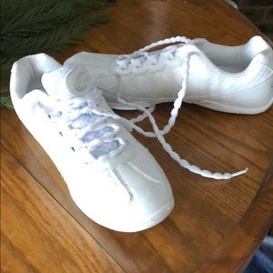 Cheer shoes
